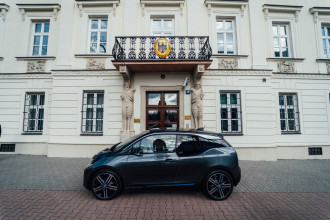 Nemecký veľvyslanec na Slovensku jazdí na BMW i3.