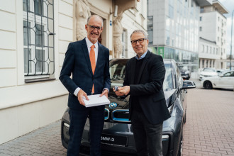 Nemecký veľvyslanec na Slovensku jazdí na BMW i3.