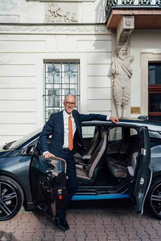 Nemecký veľvyslanec na Slovensku jazdí na BMW i3.