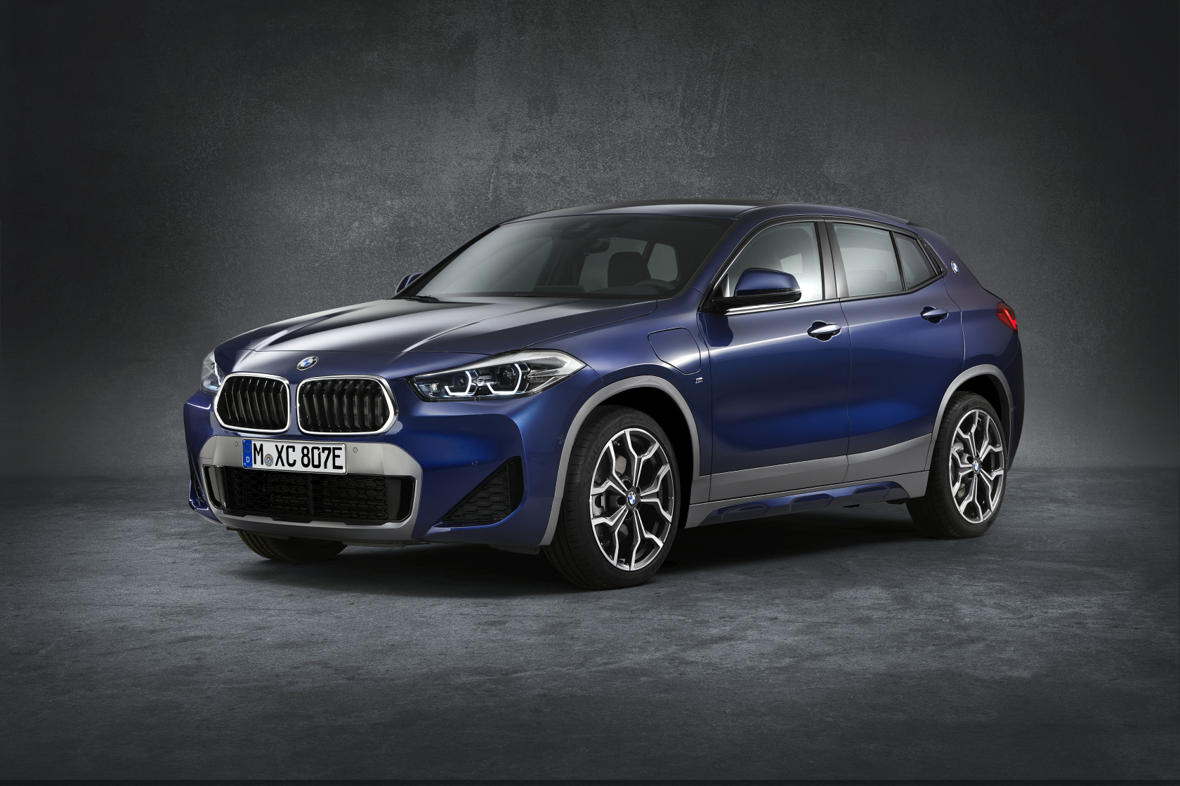 NOVÉ BMW X2 xDRIVE 25e.