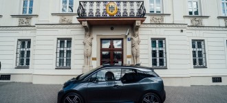 Nemecký veľvyslanec na Slovensku jazdí na BMW i3.