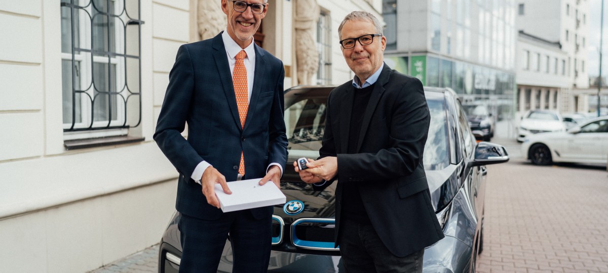 Nemecký veľvyslanec na Slovensku jazdí na BMW i3.