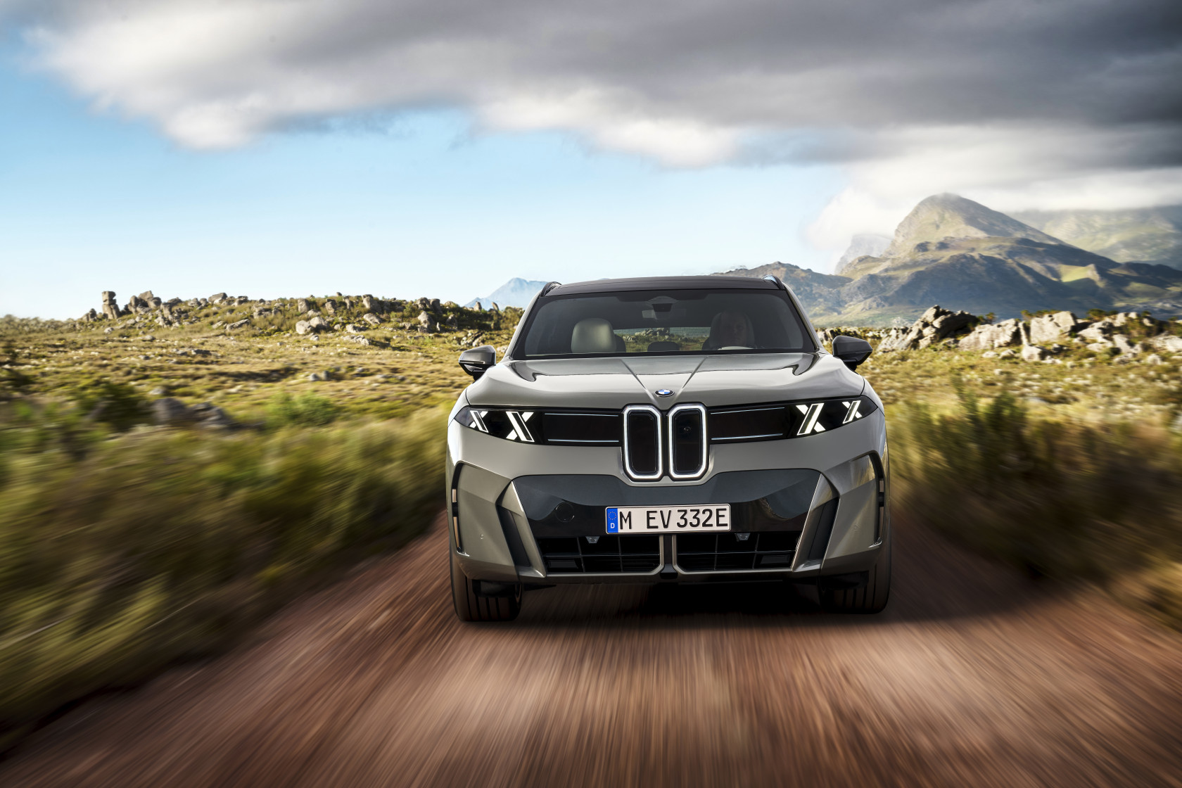 NOVÉ BMW X5.
